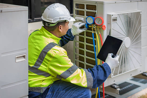 Professional Hvac technician working in Leesburg, FL